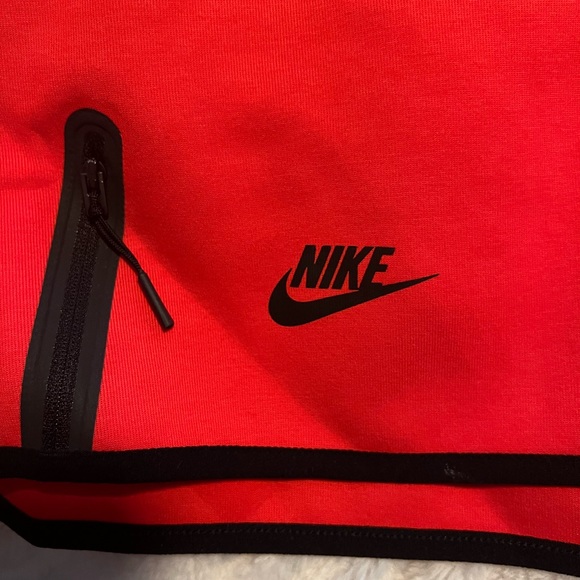 WOAMNS RED NIKE CROPED JACKET - Picture 2 of 3